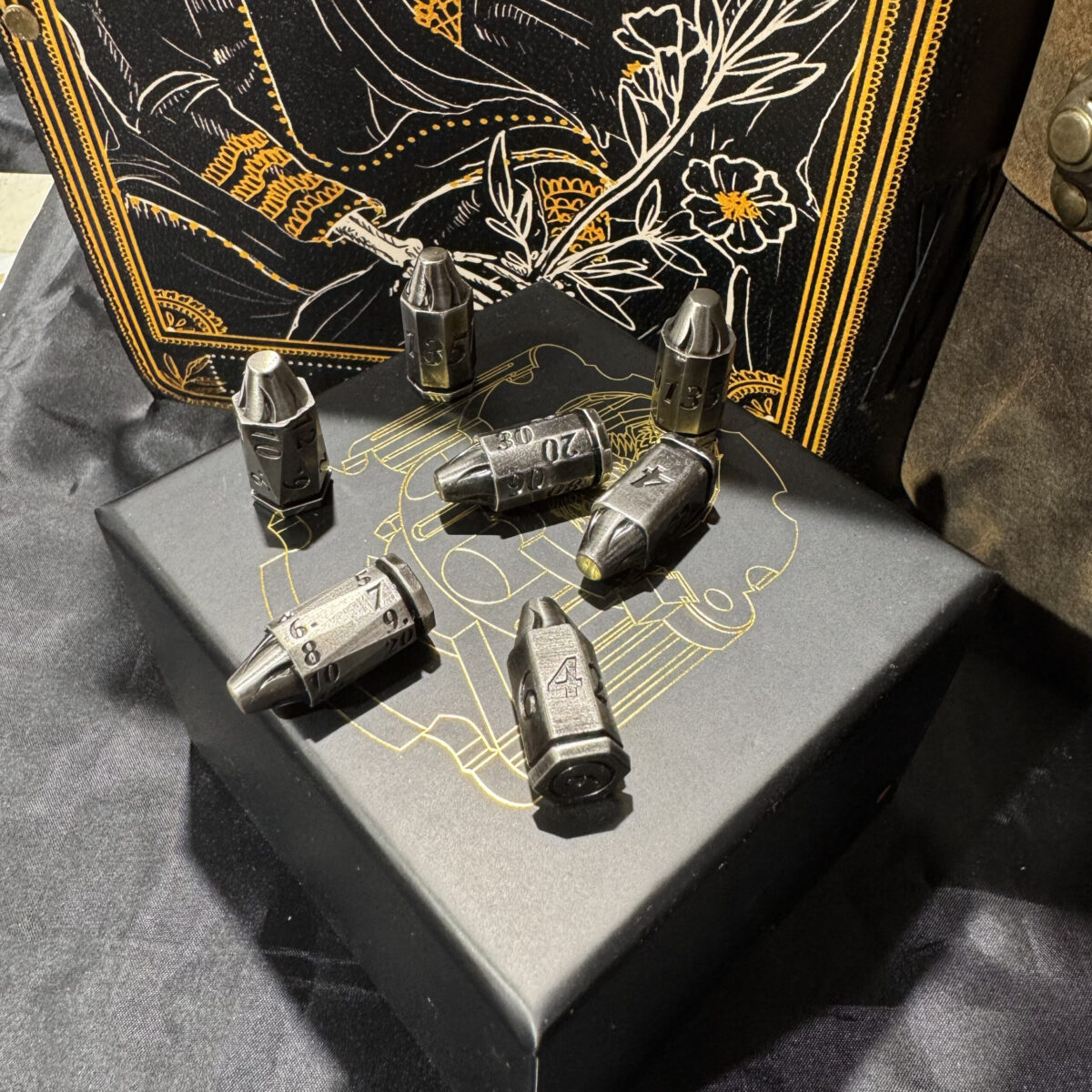 Dadi in Metallo Proiettili Revolver argento anticato - immagine 2