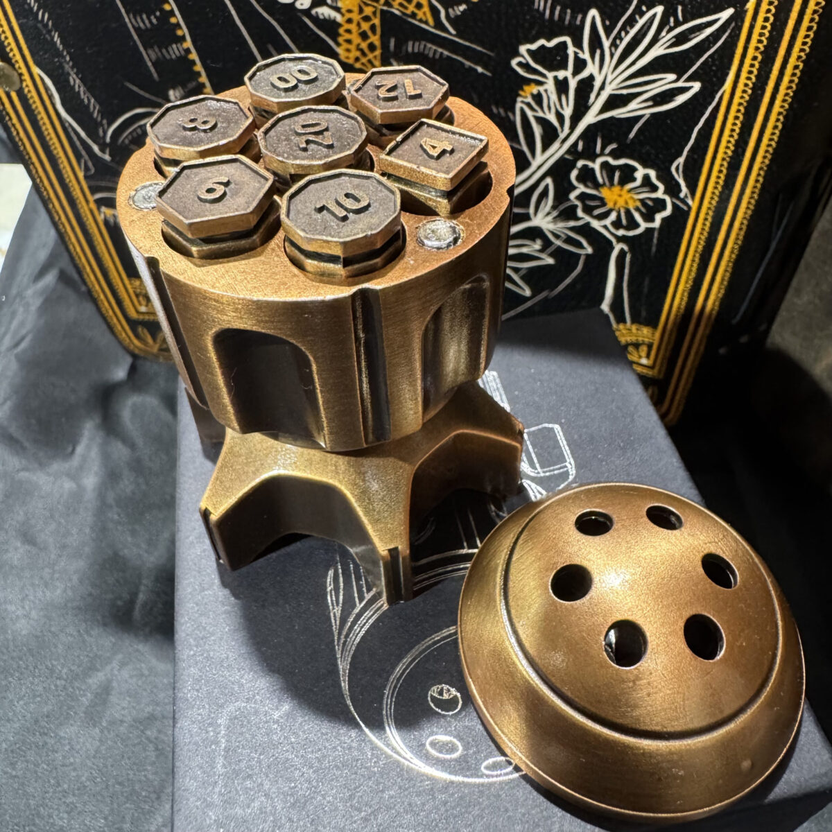 Antique gold bullet metal dice with cylinder - Image 4